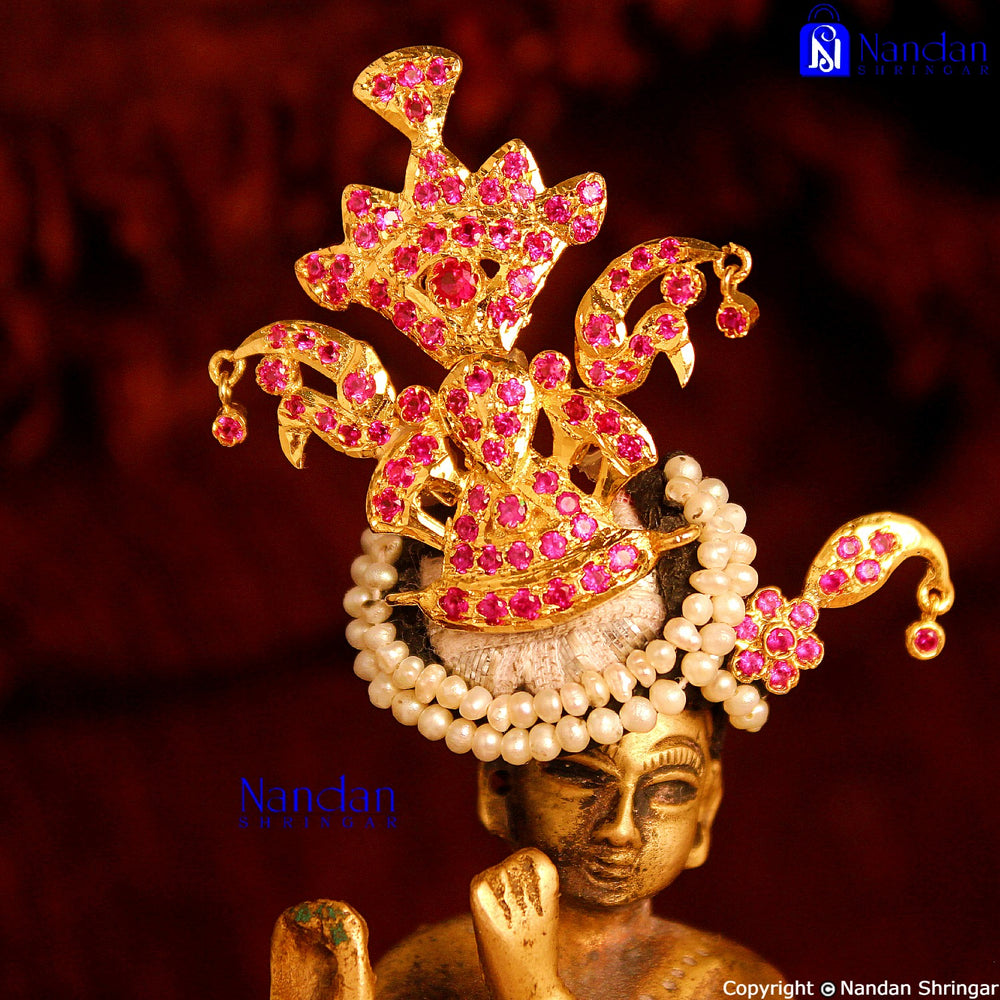 Tipara Folding Silver Manek 4-in-1 Shringar jewelry set with intricate designs, displayed on a traditional jewelry stand.